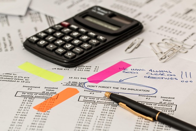 Documents fiscaux et calculatrice sur un bureau